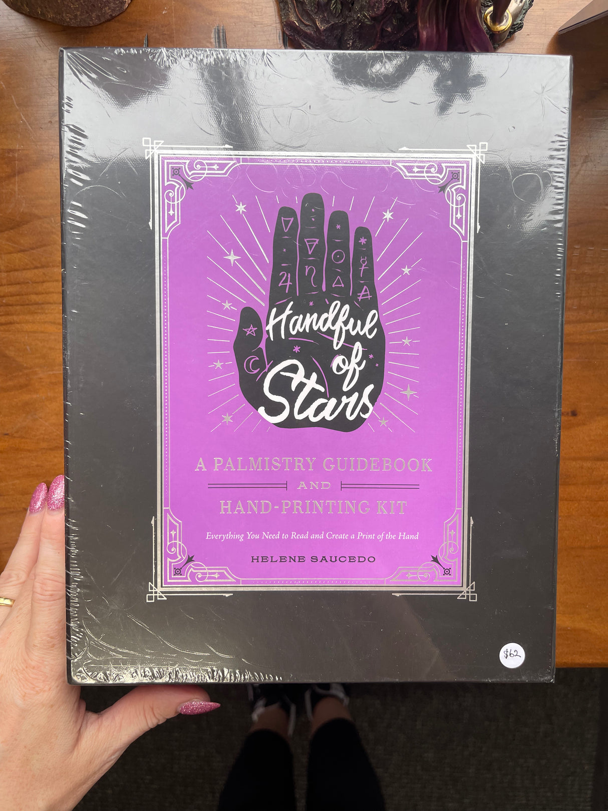 Handful of Stars: A Palmistry Guidebook and Hand-printing Kit Author : Helene Saucedo