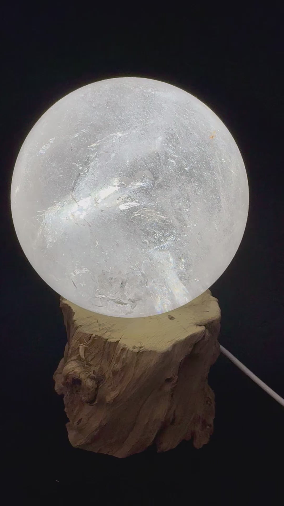 Clear Quartz Sphere from Madagascar - 1.764 kilo - 11cm - “I have the power to manifest all my dreams and desires”.