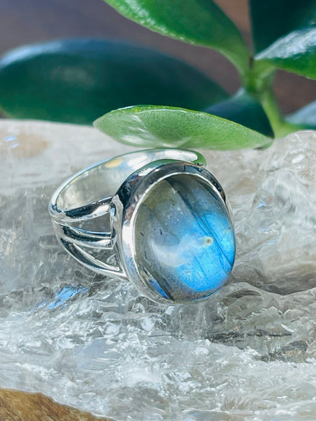 Labradorite Silvr Ring Size 7 - Magic. Protection. Transformation